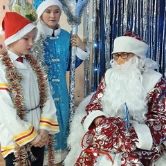28 декабря 2023 года в нашей школе состоялось новогоднее представление «Приключение у новогодней ёлки»