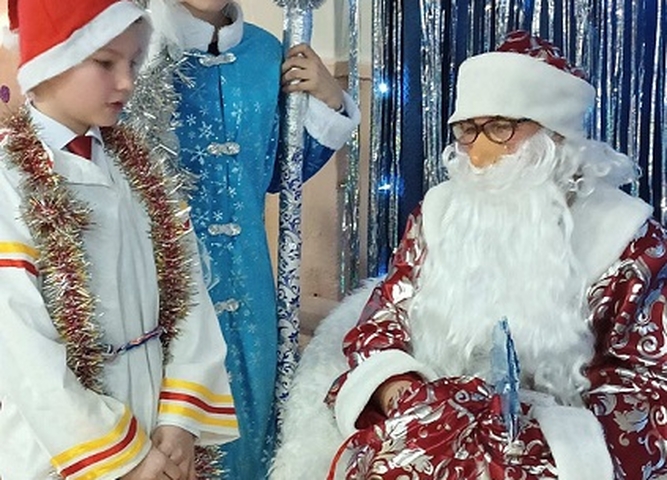 28 декабря 2023 года в нашей школе состоялось новогоднее представление «Приключение у новогодней ёлки»